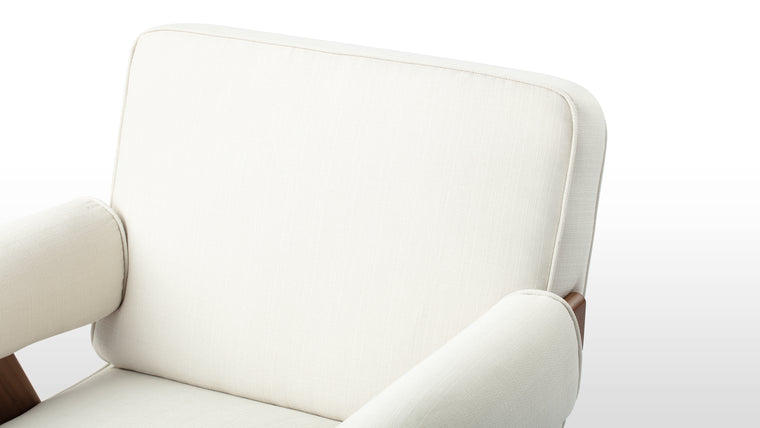 Iconic Design | The chair's clean lines and uncluttered form resonate with the minimalist design ethos that gained prominence in the mid-20th century. Its ability to seamlessly blend into various interior styles, from the contemporary to the mid-century modern, attests to its adaptability and timelessness.
