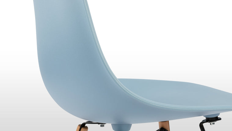 FORM MEETS FUNCTIONALITY | Don’t let the sleek, stylish design of the Flynn Chair fool you… This seating solution is surprisingly comfortable, making it ideal for everyday use.
