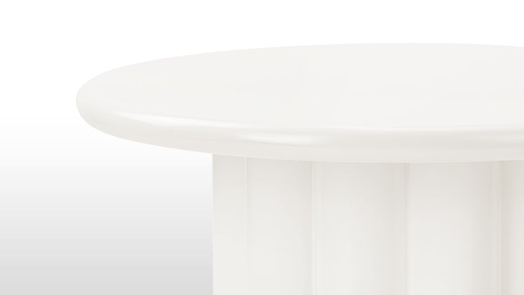 Organic Curves | The circular shape and rounded edges of the table ensure functionality with a contemporary aesthetic. A smooth finish adds a soft, organic touch to the overall design.
