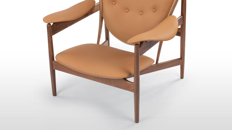 Regal Comfort | Designed for both visual impact and relaxation, the chair provides ergonomic support with its curved armrests and distinctive backrest. It’s an ideal centerpiece or conversation starter, perfect for lounging in style.
