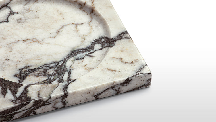 Pure Craftsmanship | Crafted from solid marble, the Sia Tray stands out for its unique veining and color variations, ensuring that each piece is as distinctive as the natural stone it’s made from.
