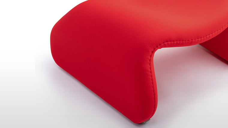 Bold Aesthetic | Its sculptural form and minimalist lines make it an iconic piece that complements a variety of interior styles, from mid-century modern to contemporary.
