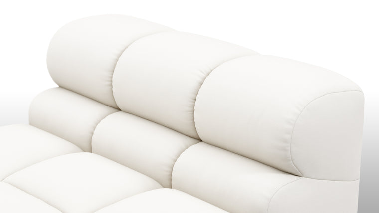 SUPERIOR OUTDOOR COMFORT | Crafted with the easy-going, informal ethos of the 1970s, the Tufty Outdoor modules are generously proportioned and feature a durable, weather-resistant finish. With its bench-like base and seamless connections, it offers ample space to lean back, stretch out, or curl up in ultimate comfort—whether poolside or in a lush garden retreat.
