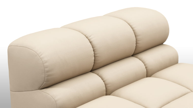 SUPERIOR OUTDOOR COMFORT | Crafted with the easy-going, informal ethos of the 1970s, the Tufty Outdoor modules are generously proportioned and feature a durable, weather-resistant finish. With its bench-like base and seamless connections, it offers ample space to lean back, stretch out, or curl up in ultimate comfort—whether poolside or in a lush garden retreat.
