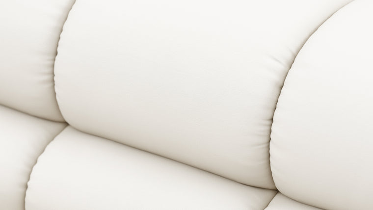 STYLISH OUTDOOR SILHOUETTE | Balancing relaxed elegance with refined design, the Tufty Outdoor retains its hallmark curves and contours, now reimagined with materials and finishes suited for the outdoors. Whether set against modern architecture or blending into natural surroundings, this versatile piece draws the eye and invites you to linger.
