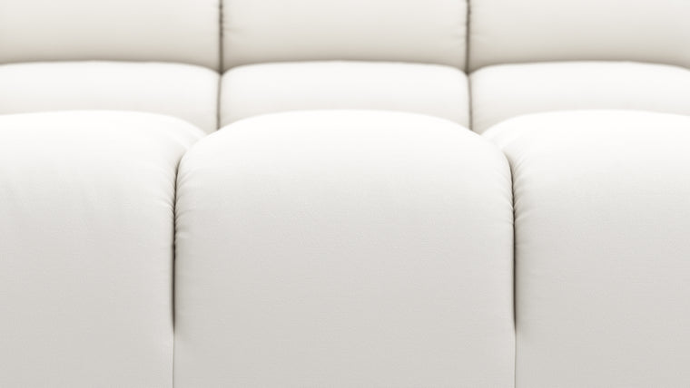 STYLISH OUTDOOR SILHOUETTE | Balancing relaxed elegance with refined design, the Tufty Outdoor retains its hallmark curves and contours, now reimagined with materials and finishes suited for the outdoors. Whether set against modern architecture or blending into natural surroundings, this versatile piece draws the eye and invites you to linger.
