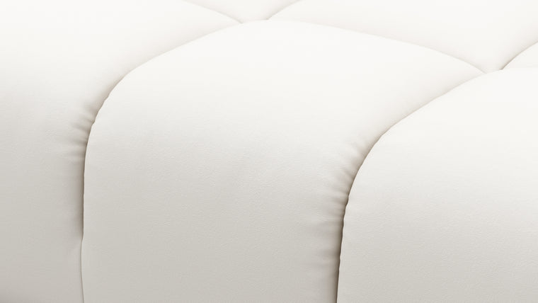 STYLISH OUTDOOR SILHOUETTE | Balancing relaxed elegance with refined design, the Tufty Outdoor retains its hallmark curves and contours, now reimagined with materials and finishes suited for the outdoors. Whether set against modern architecture or blending into natural surroundings, this versatile piece draws the eye and invites you to linger.
