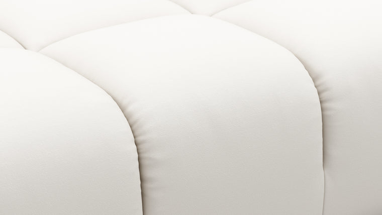 STYLISH OUTDOOR SILHOUETTE | Balancing relaxed elegance with refined design, the Tufty Outdoor retains its hallmark curves and contours, now reimagined with materials and finishes suited for the outdoors. Whether set against modern architecture or blending into natural surroundings, this versatile piece draws the eye and invites you to linger.
