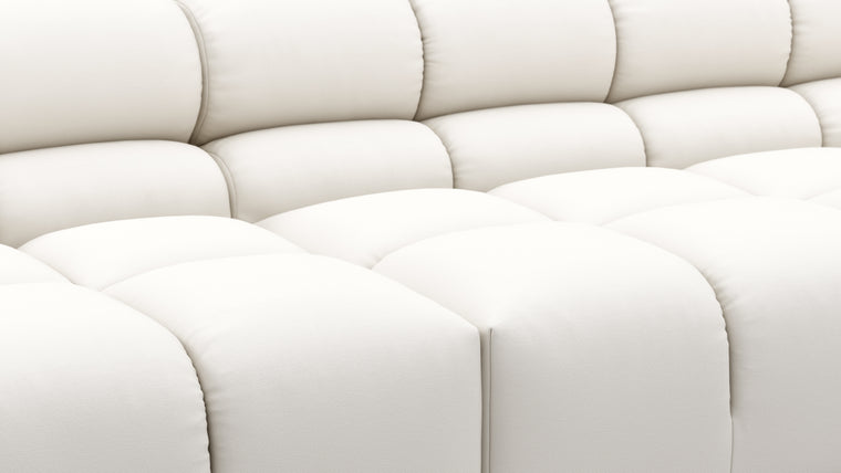 STYLISH OUTDOOR SILHOUETTE | Balancing relaxed elegance with refined design, the Tufty Outdoor retains its hallmark curves and contours, now reimagined with materials and finishes suited for the outdoors. Whether set against modern architecture or blending into natural surroundings, this versatile piece draws the eye and invites you to linger.
