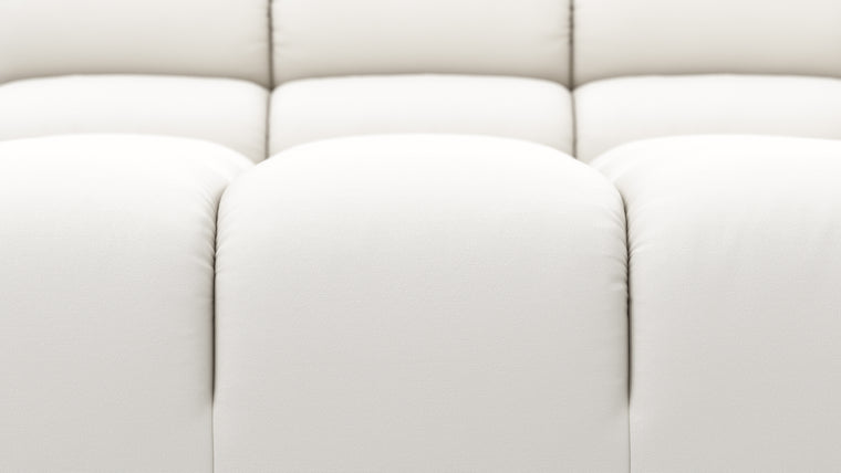 STYLISH OUTDOOR SILHOUETTE | Balancing relaxed elegance with refined design, the Tufty Outdoor retains its hallmark curves and contours, now reimagined with materials and finishes suited for the outdoors. Whether set against modern architecture or blending into natural surroundings, this versatile piece draws the eye and invites you to linger.
