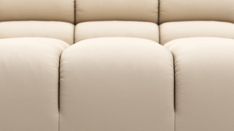 STYLISH OUTDOOR SILHOUETTE | Balancing relaxed elegance with refined design, the Tufty Outdoor retains its hallmark curves and contours, now reimagined with materials and finishes suited for the outdoors. Whether set against modern architecture or blending into natural surroundings, this versatile piece draws the eye and invites you to linger.
