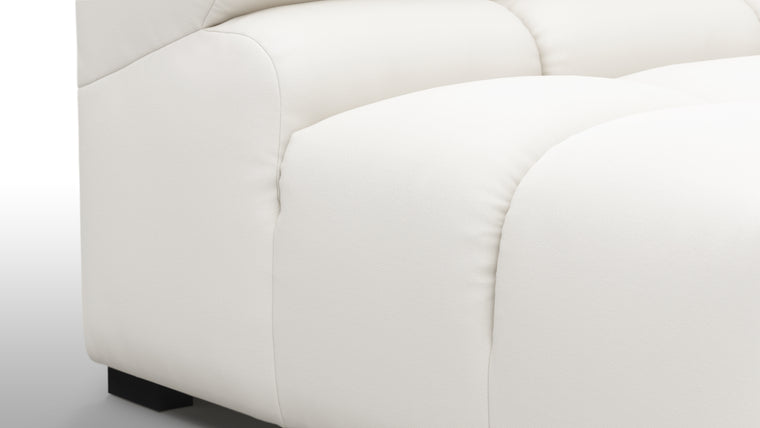 SUPERIOR OUTDOOR COMFORT | Crafted with the easy-going, informal ethos of the 1970s, the Tufty Outdoor modules are generously proportioned and feature a durable, weather-resistant finish. With its bench-like base and seamless connections, it offers ample space to lean back, stretch out, or curl up in ultimate comfort—whether poolside or in a lush garden retreat.
