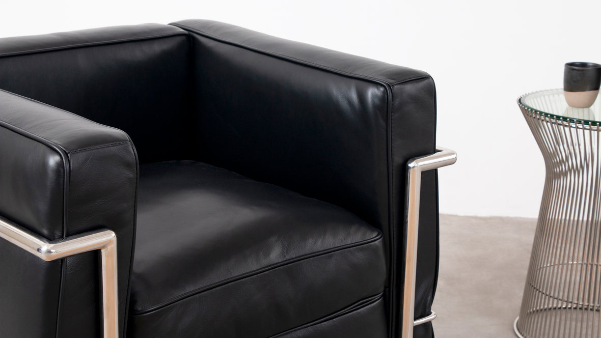 Corbusier - Corbusier Petit Modele Lounge Chair, Midnight Black Premium Leather