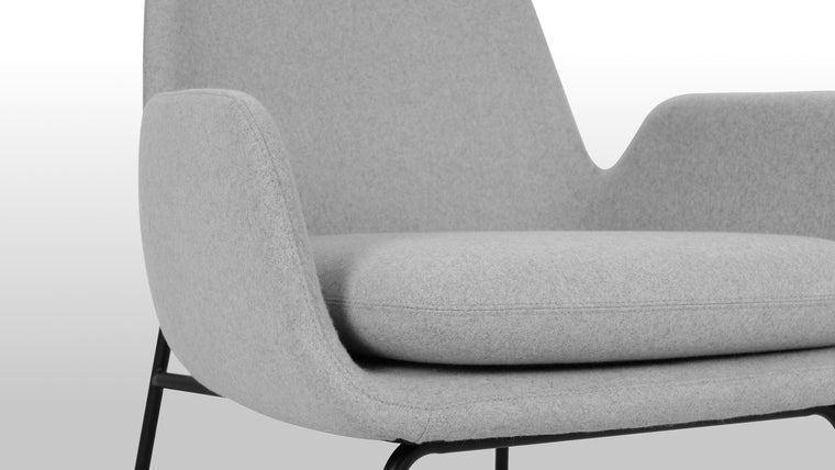 OPEN AND EMBRACING | The soft and organic shape of the Miro embodies a traditional lounge chair, while creating an embracing yet open seating solution. The stunning lounge chair warmly embraces and stylishly impresses.

